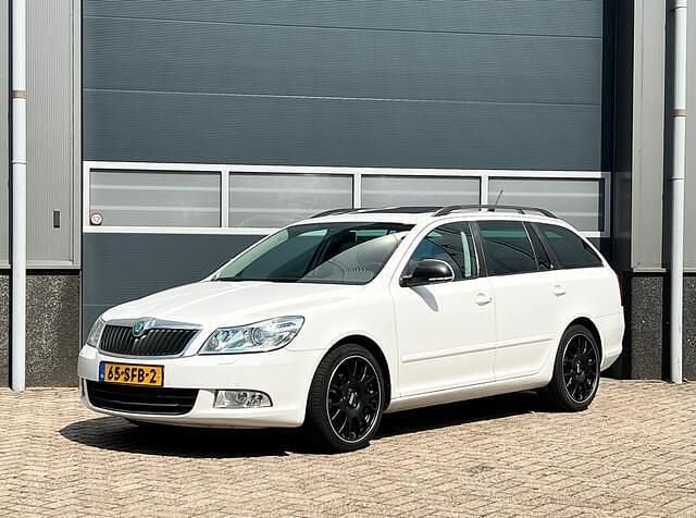 Wit Gebruikt 2011 Skoda Octavia Business Line Stationwagen | € 5.950 (Eerlijke prijs) - Afbeelding 1/4