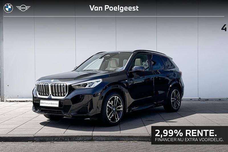 Zwart, metallic lak Gebruikt 2023 BMW iX1 M Sport SUV | € 42.900 (Eerlijke prijs) - Afbeelding 1/4
