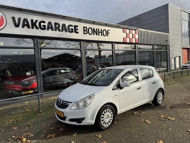 Wit Gebruikt 2010 Opel Corsa Edition Hatchback | € 2.750 (Goede deal) - Afbeelding 1/4