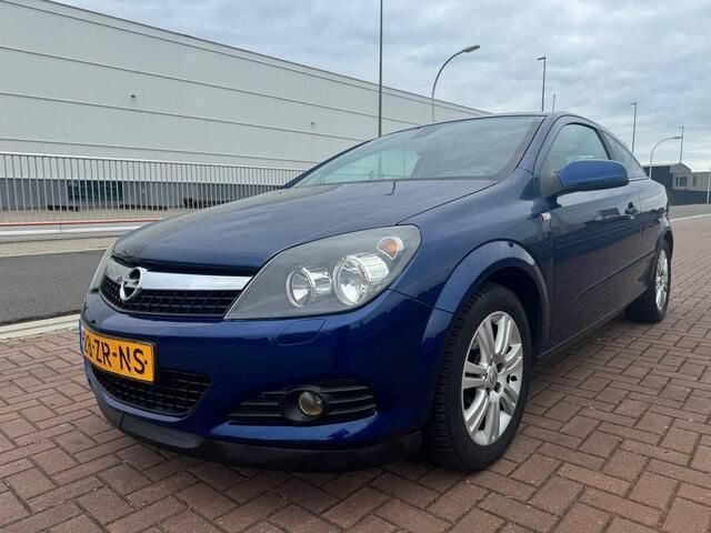 Blauw Gebruikt 2008 Opel Astra GTC Executive Hatchback | € 2.999 (Eerlijke prijs) - Afbeelding 1/4