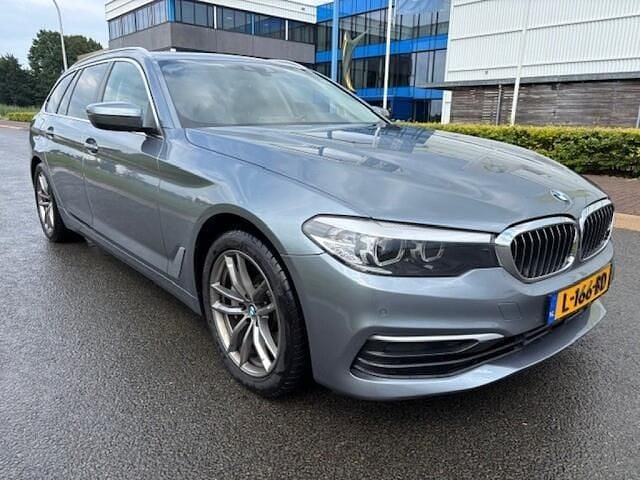 Grijs Gebruikt 2017 BMW 530 Sedan | € 16.500 (Duur) - Afbeelding 1/4
