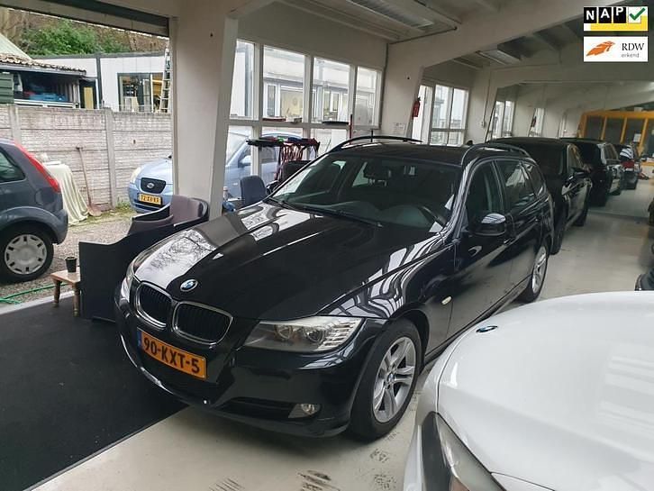 Zwart Occasion 2010 BMW 320 Stationwagen | € 5.950 (Eerlijke prijs) - Afbeelding 1/4