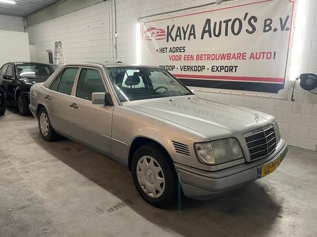Grijs Gebruikt 1993 Mercedes E250 Sedan | € 5.999 - Afbeelding 1/4