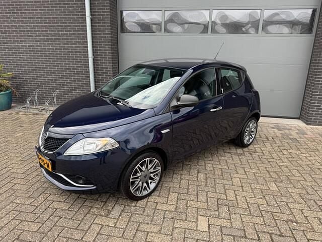 Blauw Gebruikt 2017 Lancia Ypsilon Silver Hatchback | € 7.495 (Eerlijke prijs) - Afbeelding 1/4