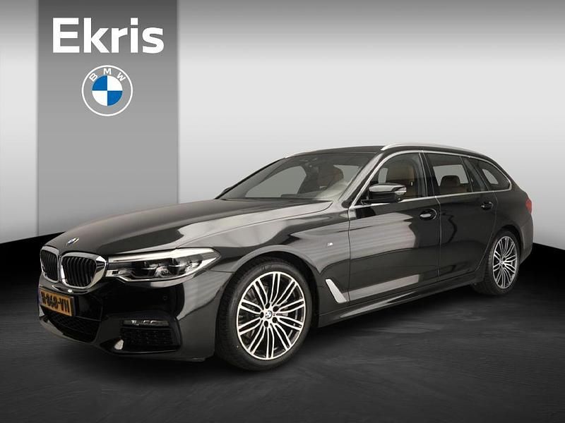 Zwart Gebruikt 2020 BMW 520 Comfort Edition Stationwagen | € 34.900 (Eerlijke prijs) - Afbeelding 1/4