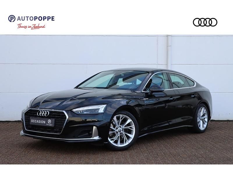 Zwart (metallic) Occasion 2020 Audi A5 Sportback Sport Hatchback | € 28.950 (Eerlijke prijs) - Afbeelding 1/4