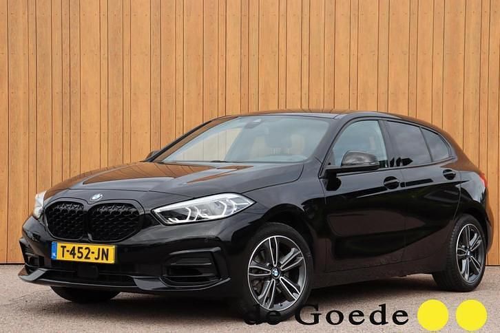 Zwart Gebruikt 2023 BMW 116 Sport Line Hatchback | € 27.940 (Duur) - Afbeelding 1/4