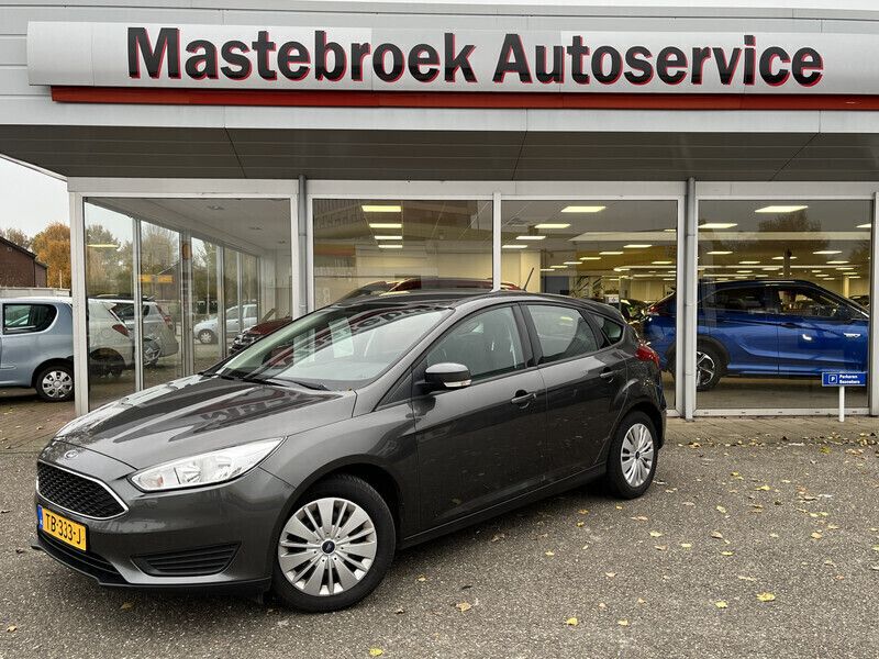 Grijs Gebruikt 2018 Ford Focus Trend Hatchback | € 13.950 (Goede deal) - Afbeelding 1/4