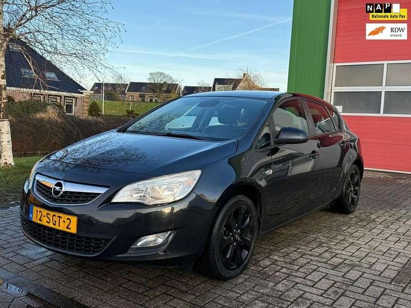 Zwart Occasion 2011 Opel Astra Edition Hatchback | € 3.750 (Eerlijke prijs) - Afbeelding 1/4