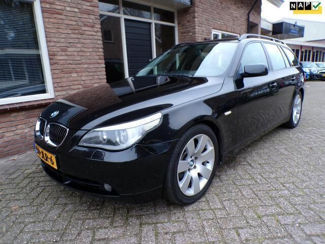 Zwart, metallic lak Gebruikt 2004 BMW 545 Comfort Edition Stationwagen | € 6.950 - Afbeelding 1/4