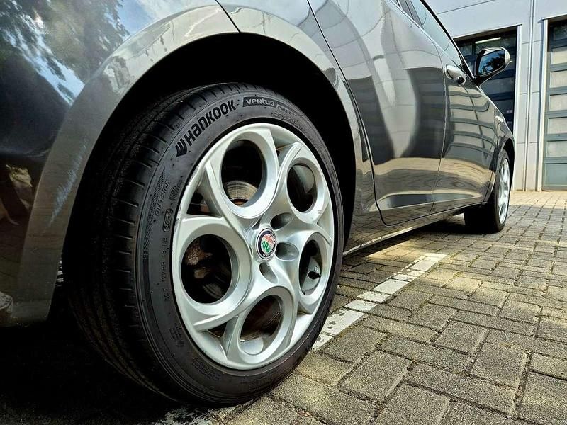 Grijs Gebruikt 2012 Alfa Romeo Giulietta Distinctive Hatchback | € 4.995 (Eerlijke prijs) - Afbeelding 1/4