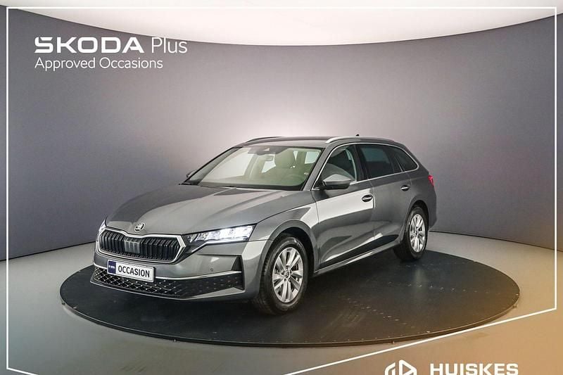 Grijs Gebruikt 2024 Skoda Octavia Business Line Stationwagen | € 29.500 (Goede deal) - Afbeelding 1/4