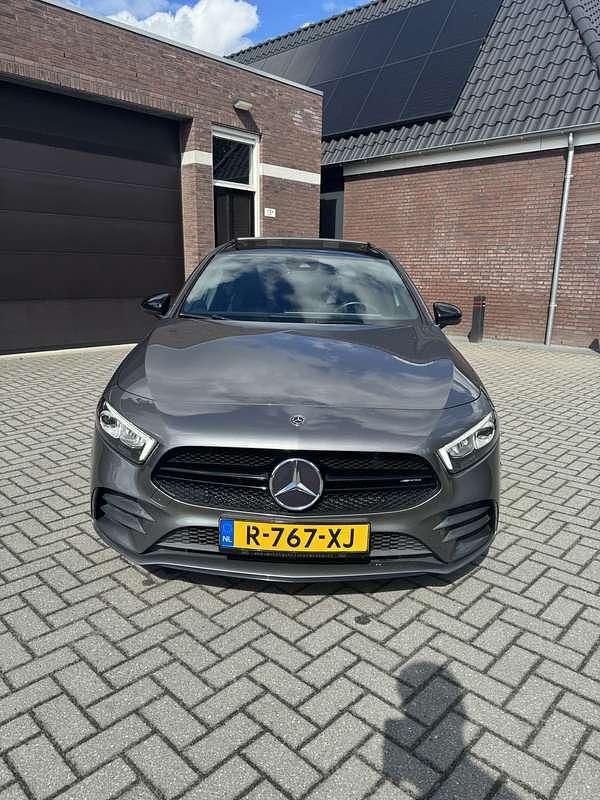 Grijs Gebruikt 2019 Mercedes A200 AMG line Stationwagen | € 28.500 (Eerlijke prijs) - Afbeelding 1/4