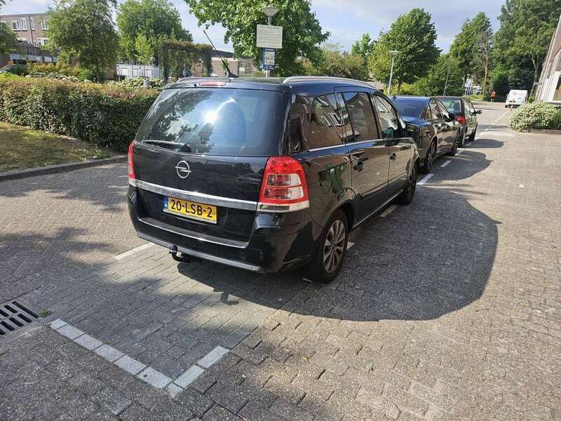 Zwart Gebruikt 2010 Opel Zafira Edition MPV | € 3.250 (Eerlijke prijs) - Afbeelding 1/4