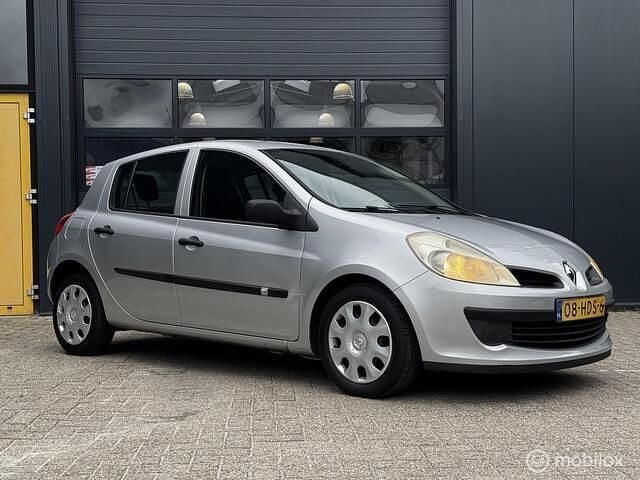 Grijs Gebruikt 2008 Renault Clio II Expression Hatchback | € 2.499 (Eerlijke prijs) - Afbeelding 1/4