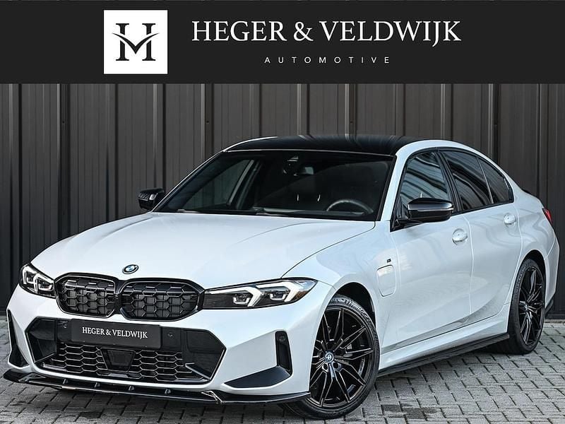 Wit Gebruikt 2024 BMW 330e M Sport Sedan | € 49.800 (Eerlijke prijs) - Afbeelding 1/4