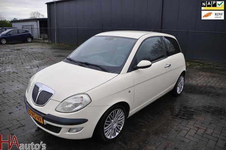 Wit Occasion 2005 Lancia Ypsilon Hatchback | € 1.750 (Eerlijke prijs) - Afbeelding 1/4