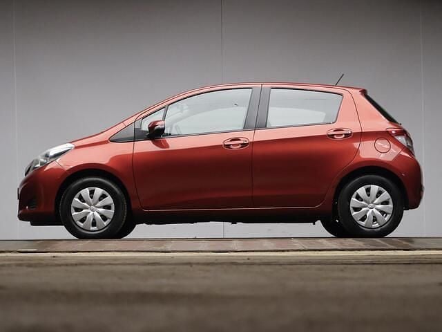 Rood Occasion 2012 Toyota Yaris Sport Hatchback | € 7.945 (Eerlijke prijs) - Afbeelding 1/4