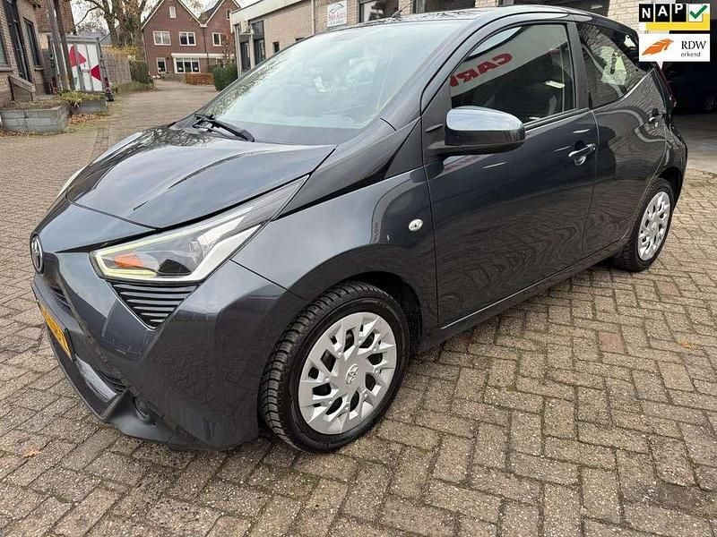 Grijs Gebruikt 2019 Toyota Aygo X-play Hatchback | € 7.850 (Goede deal) - Afbeelding 1/4
