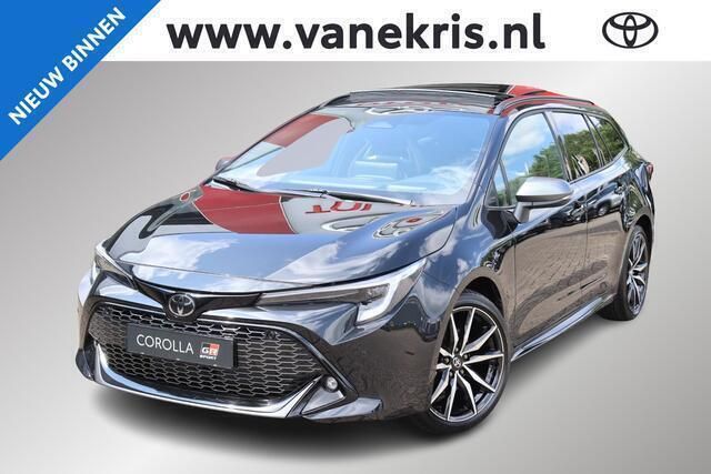 Zwart, metallic lak Nieuw 2025 Toyota Corolla Hybrid Plus Hatchback | € 42.403 (Eerlijke prijs) - Afbeelding 1/4