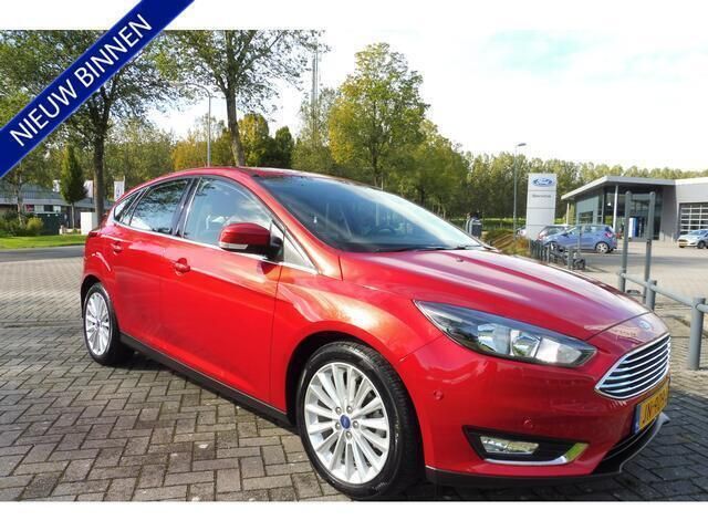 Rood Gebruikt 2016 Ford Focus Titanium Hatchback | € 7.994 (Eerlijke prijs) - Afbeelding 1/4
