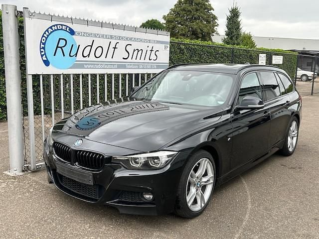 Zwart Gebruikt 2018 BMW 320 M Sport Stationwagen | € 9.950 (Eerlijke prijs) - Afbeelding 1/4