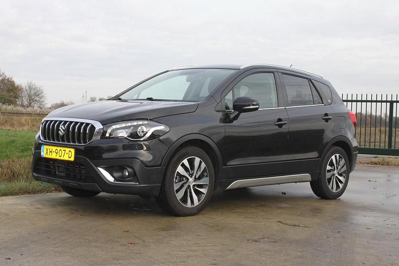 Zwart (metallic) Gebruikt 2019 Suzuki SX4 S-Cross SUV | € 18.950 (Goede deal) - Afbeelding 1/4