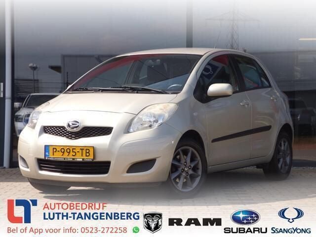 Grijs, metallic lak Gebruikt 2012 Daihatsu Charade Hatchback | € 7.950 - Afbeelding 1/4