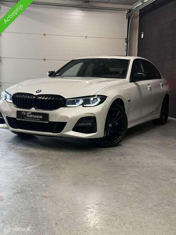 Wit Occasion 2022 BMW 330e Executive Sedan | € 30.990 (Eerlijke prijs) - Afbeelding 1/4