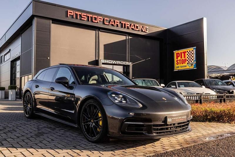 Grijs (metallic) Gebruikt 2019 Porsche Panamera Sport Turismo Stationwagen | € 63.950 - Afbeelding 1/3