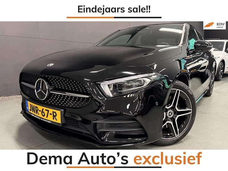 Zwart Gebruikt 2022 Mercedes A250 Premium Sedan | € 32.950 (Eerlijke prijs) - Afbeelding 1/4