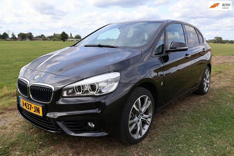 Zwart, metallic lak Gebruikt 2017 BMW 225 Active Tourer iPerformance MPV | € 16.450 (Goede deal) - Afbeelding 1/4