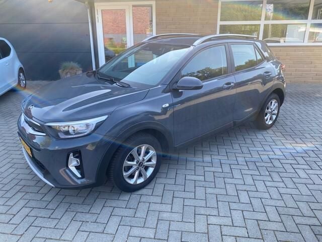 Grijs Gebruikt 2021 Kia Stonic SUV | € 14.950 (Eerlijke prijs) - Afbeelding 1/4