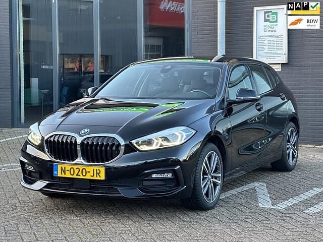 Zwart Gebruikt 2021 BMW 118 Hatchback | € 22.995 (Goede deal) - Afbeelding 1/4