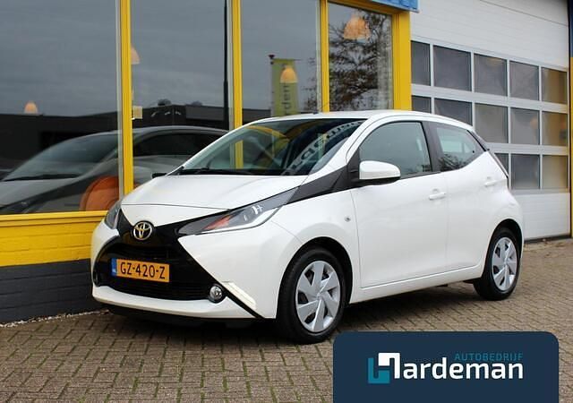 Wit Gebruikt 2015 Toyota Aygo X-play Hatchback | € 8.490 (Goede deal) - Afbeelding 1/4