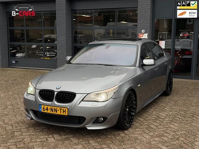 Grijs Gebruikt 2004 BMW 545 Executive Sedan | € 8.999 (Eerlijke prijs) - Afbeelding 1/4