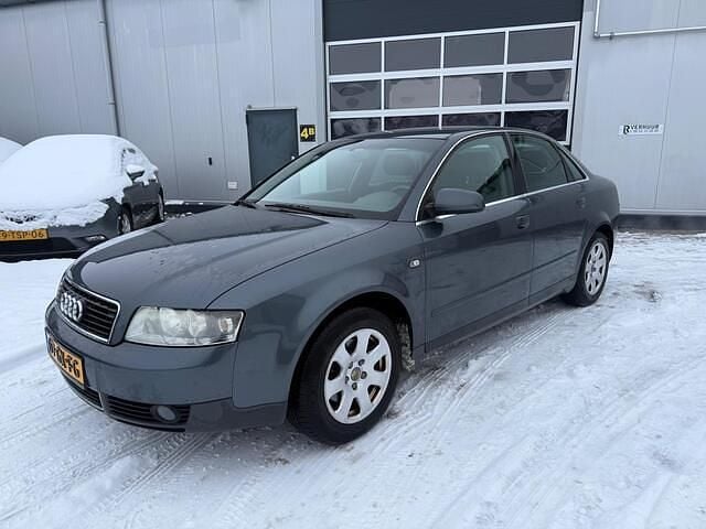 Grijs Gebruikt 2001 Audi A4 Sedan | € 3.295 (Eerlijke prijs) - Afbeelding 1/4
