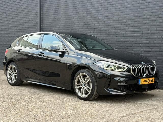 Zwart Gebruikt 2021 BMW 118 M Sport Hatchback | € 21.745 (Eerlijke prijs) - Afbeelding 1/4