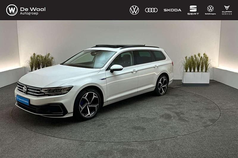 Pure white Gebruikt 2021 VW Passat Business Stationwagen | € 23.895 (Goede deal) - Afbeelding 1/3