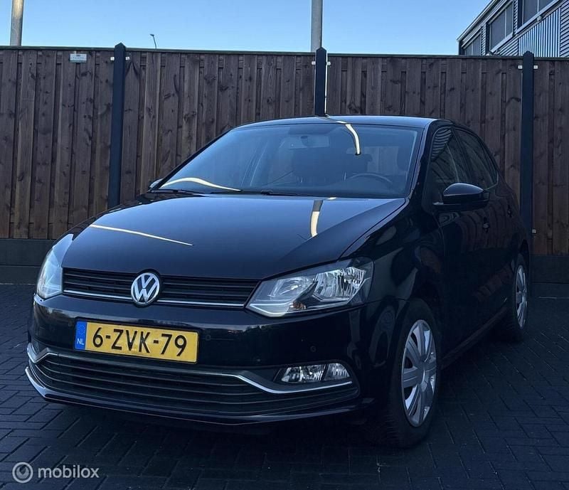 Zwart Occasion 2015 VW Polo Comfortline Hatchback | € 8.450 (Eerlijke prijs) - Afbeelding 1/4
