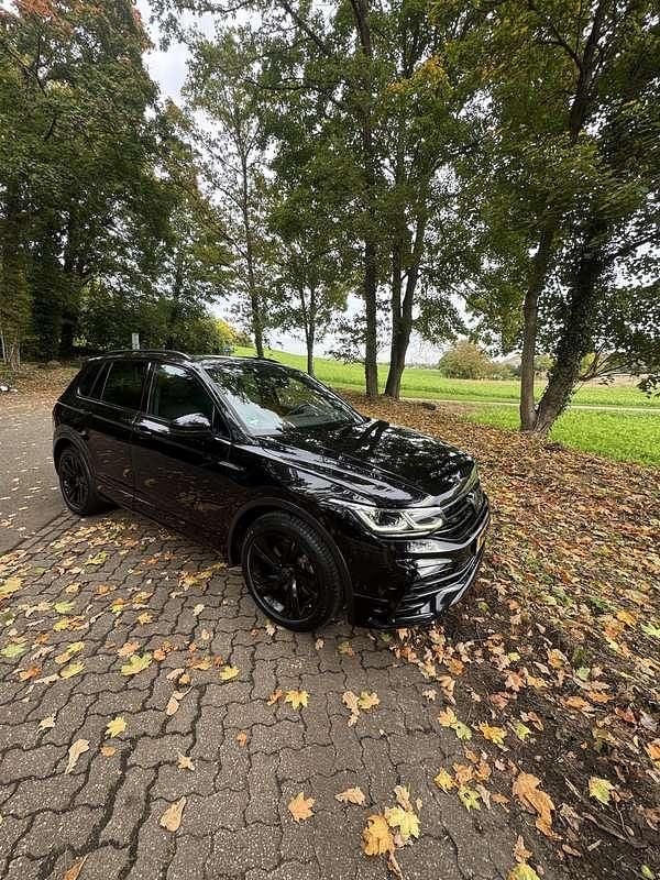 Zwart Occasion 2022 VW Tiguan SUV | € 47.500 (Goede deal) - Afbeelding 1/4