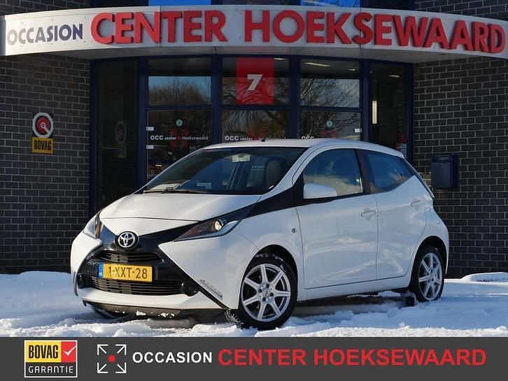 Wit Occasion 2014 Toyota Aygo X-play Hatchback | € 5.499 (Goede deal) - Afbeelding 1/4