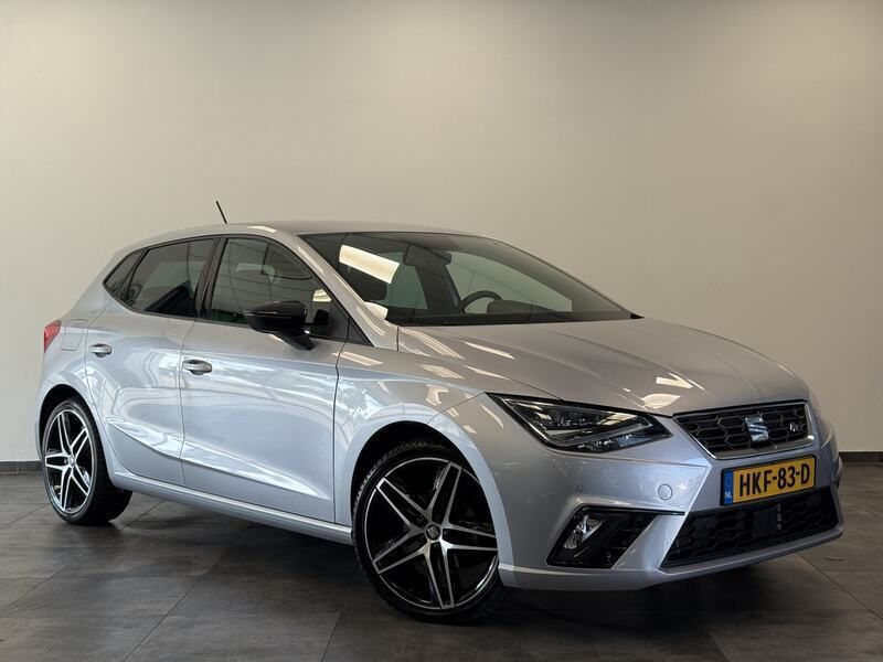 Grijs Gebruikt 2021 Seat Ibiza FR Hatchback | € 22.050 (Eerlijke prijs) - Afbeelding 1/4