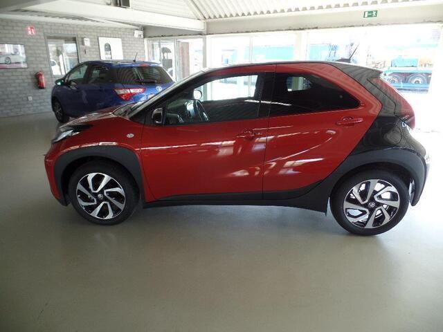 Rood Nieuw 2024 Toyota Aygo Hatchback | € 24.950 (Eerlijke prijs) - Afbeelding 1/4