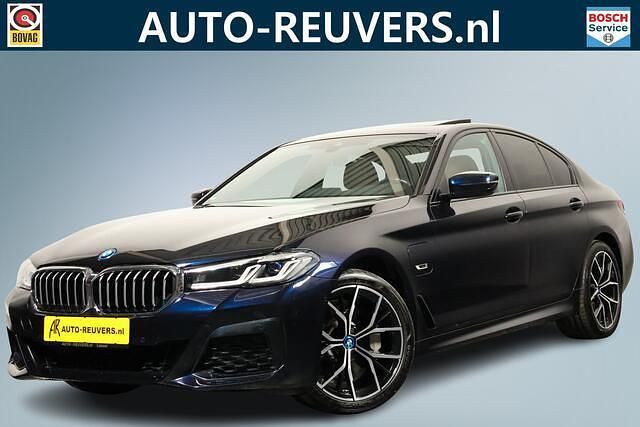 Zwart (metallic) Occasion 2022 BMW 530e M Sport Sedan | € 39.800 (Super prijs) - Afbeelding 1/4