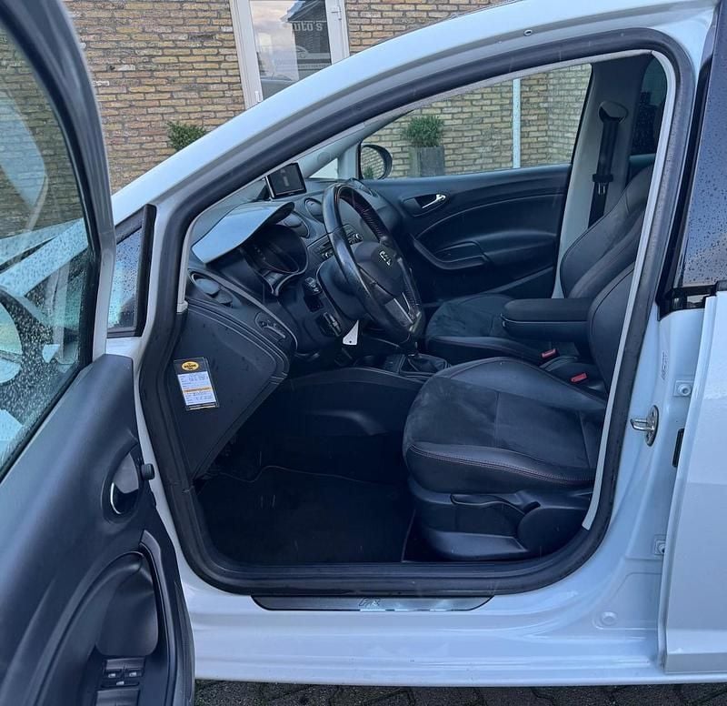 Wit Occasion 2014 Seat Ibiza ST FR Stationwagen | € 5.999 (Iets duurder) - Afbeelding 1/4