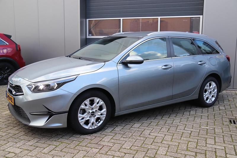 Occasion Kia Ceed 2023 Grijs Hatchback