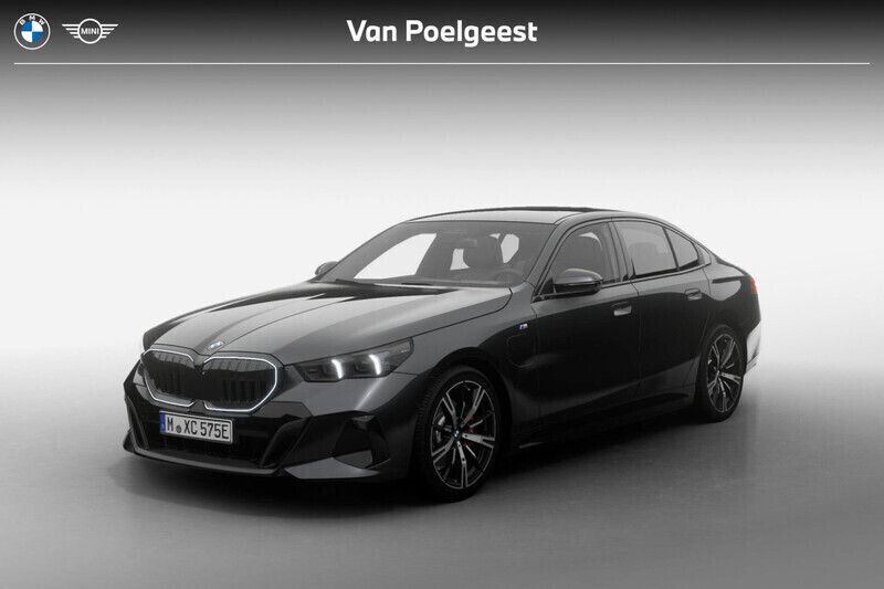Grijs, metallic lak Nieuw 2025 BMW 530e M Sport Sedan | € 89.618 (Eerlijke prijs) - Afbeelding 1/4