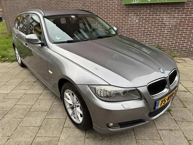Grijs Gebruikt 2010 BMW 318 Stationwagen | € 3.995 (Goede deal) - Afbeelding 1/4