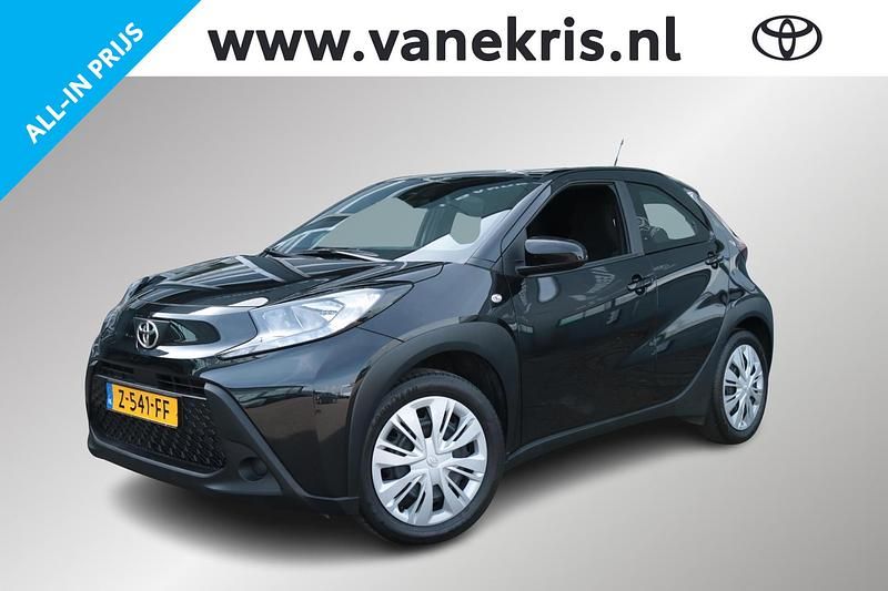 Zwart Gebruikt 2024 Toyota Aygo Play Hatchback | € 17.399 (Eerlijke prijs) - Afbeelding 1/4